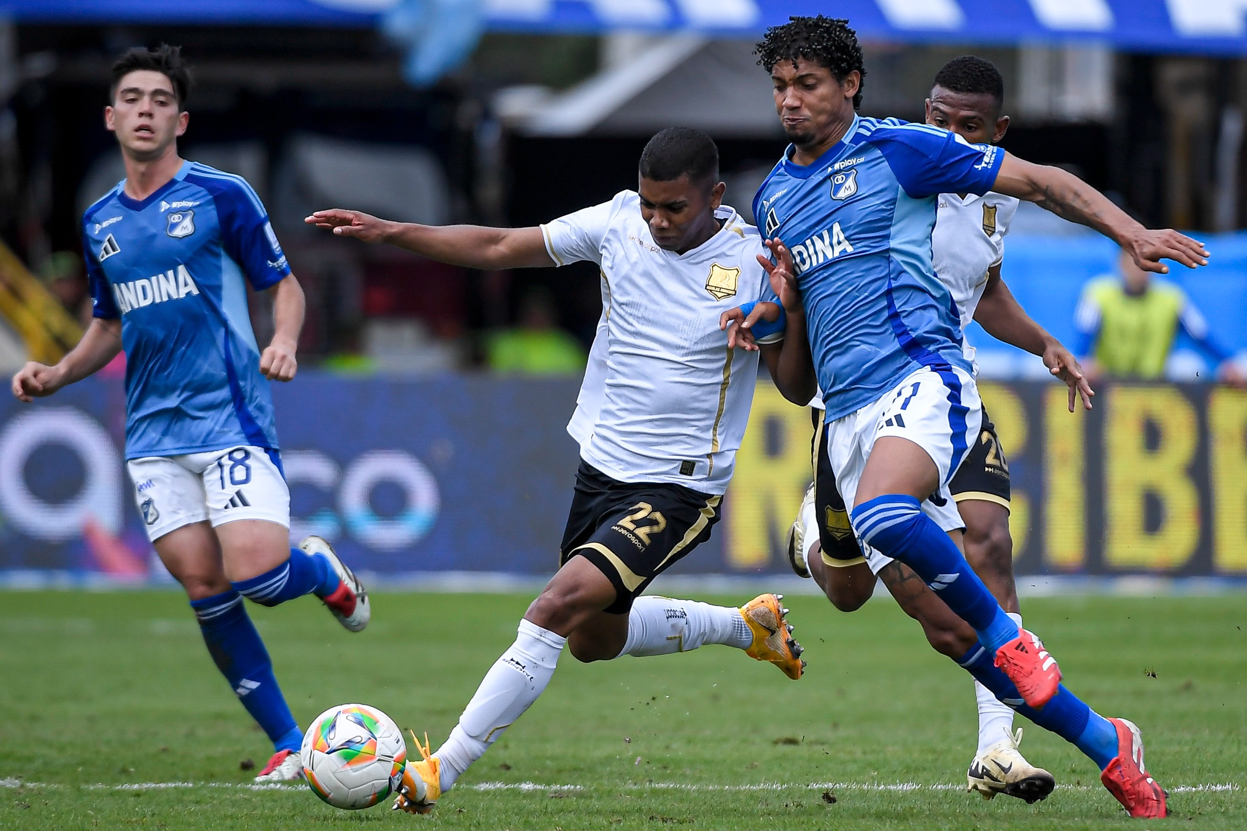 Sobre el cierre del compromiso, la situación parecía que se le complicaba a Millonarios luego de Juan Carlos Pereira se fuera expulsado por una dura entrada sobre Guillermo Celis. A pesar de jugar con inferioridad numérica, los albiazules mantuvieron el control de la pelota.