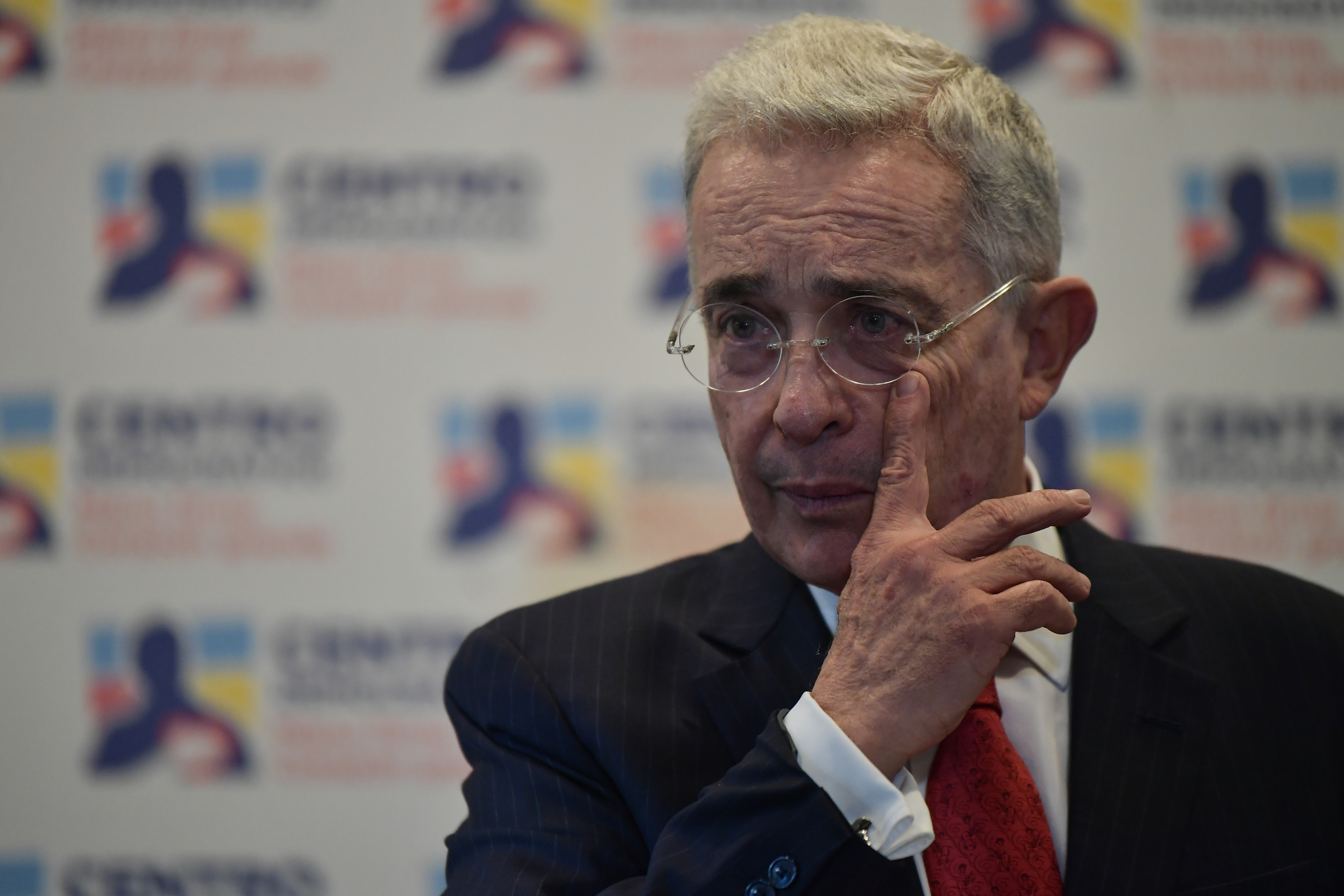 Se privilegia la impunidad: víctimas en caso Uribe ante nuevo pedido de preclusión