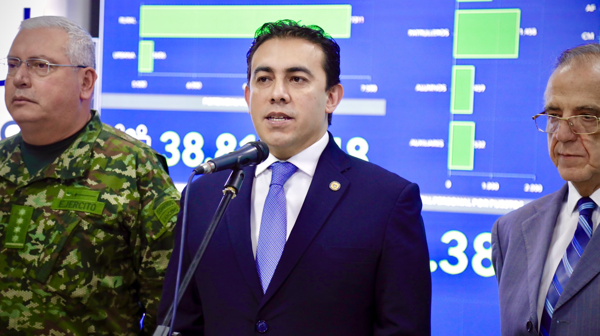 Grupos armados estarían apoyando candidatos, según el registrador Alexander Vega
