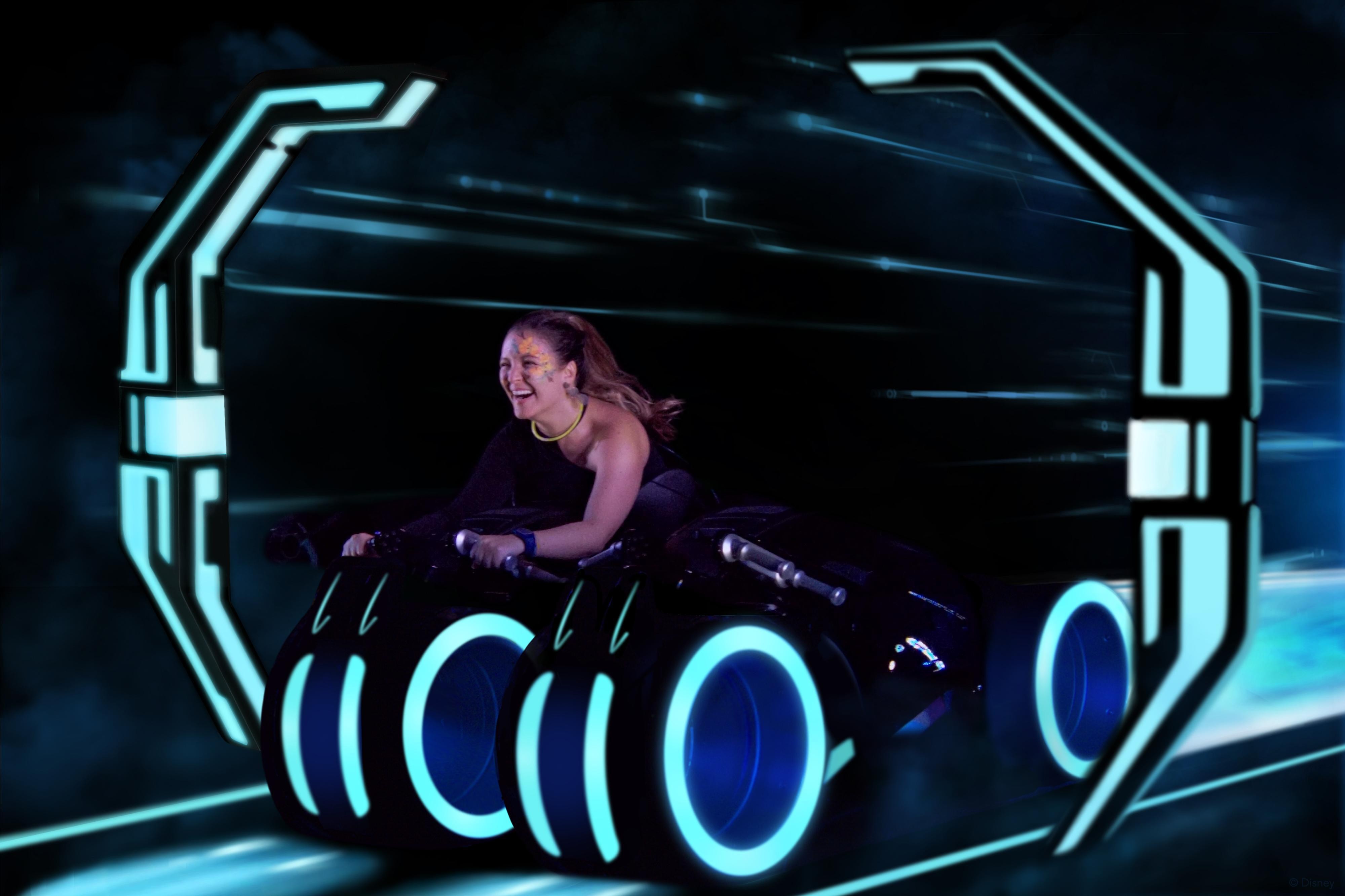 Con esta nueva atracción, los visitantes vivirán la experiencia de sentirse digitalizados y transportados al mundo de los juegos digitales: Grid para una carrera Lightcycle especial, en donde se enfrenta el “Equipo Azul” con los amenazantes Programas de la Red, el “Equipo Naranja”.