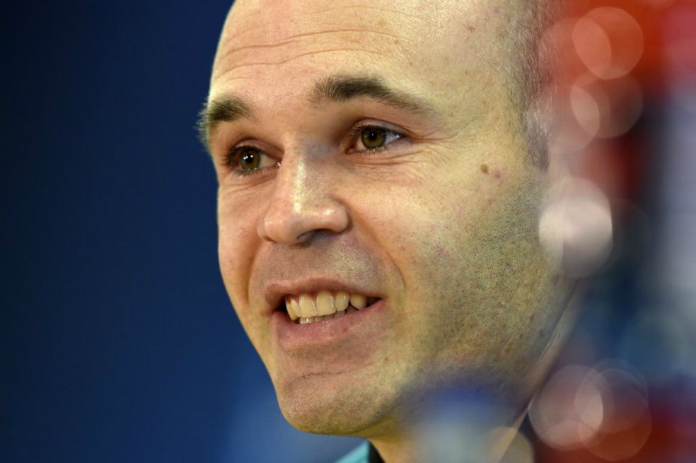 Once heridos deja el derrumbe de una grada durante entrevista a Iniesta