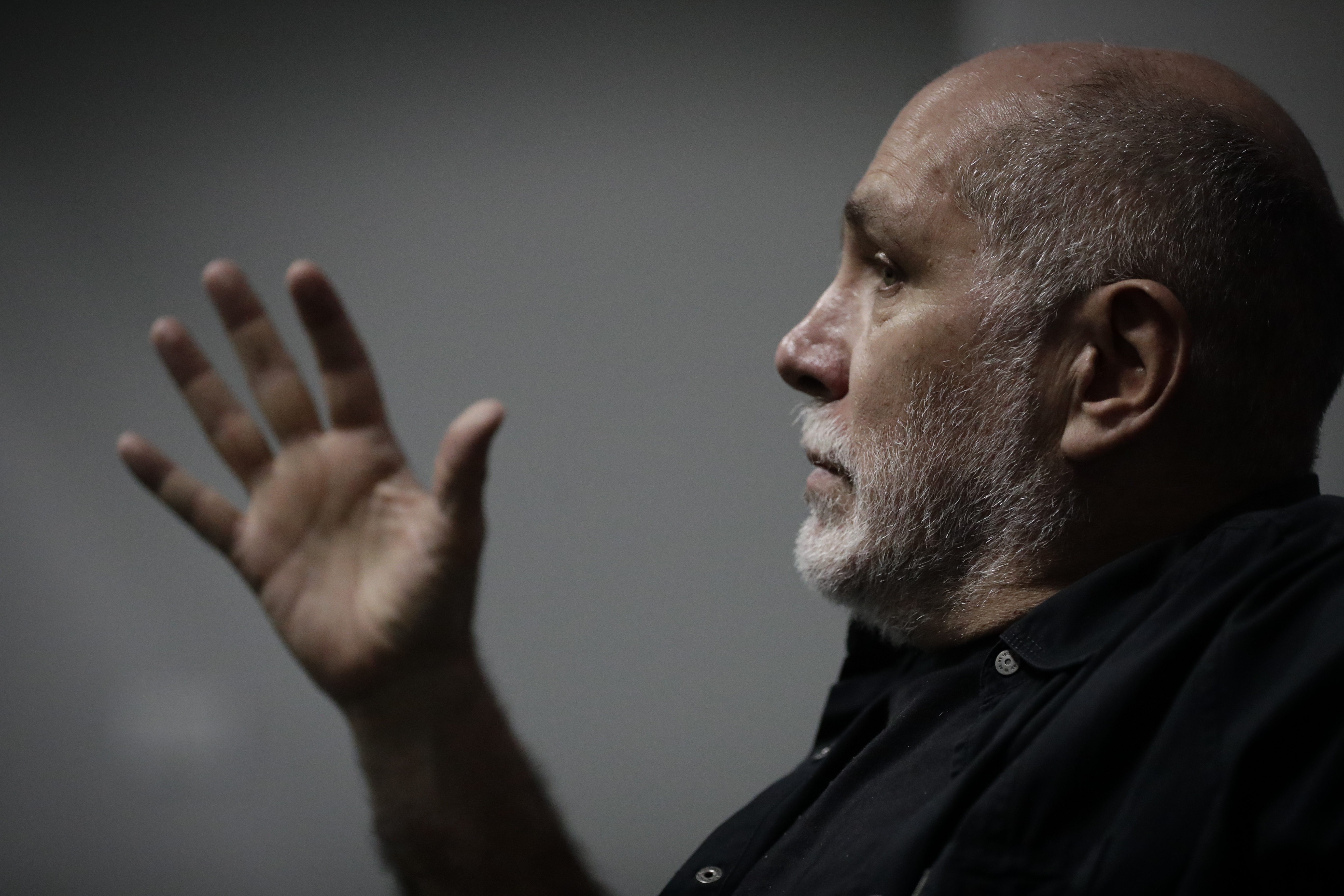AME2604. CIUDAD DE PANAMÁ (PANAMÁ), 19/08/2023.- El escritor y guionista mexicano Guillermo Arriaga habla durante una entrevista con EFE, el 18 de agosto de 2023, en la XIX Feria Internacional del Libro de Panamá (FIL 2023), en Ciudad de Panamá (Panamá). Arriaga quiso ser boxeador, y sus libros y películas noquean. Sus obras, tan entre México y Estados Unidos, tratan la violencia del narcotráfico, la migración irregular o cómo puede imponerse la mentira en una sociedad por un supuesto bien común. EFE/ Bienvenido Velasco