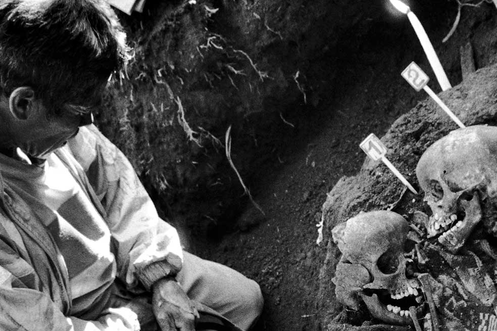 Más de 200 mil víctimas, la mayoría de ellos indígenas, dejó el conflicto armado guatemalteco entre 1960 y 1996. Algunos relatos, con fotos, están plasmados en el libro “La verdad bajo la tierra”. / Miquel Dewever-Plana