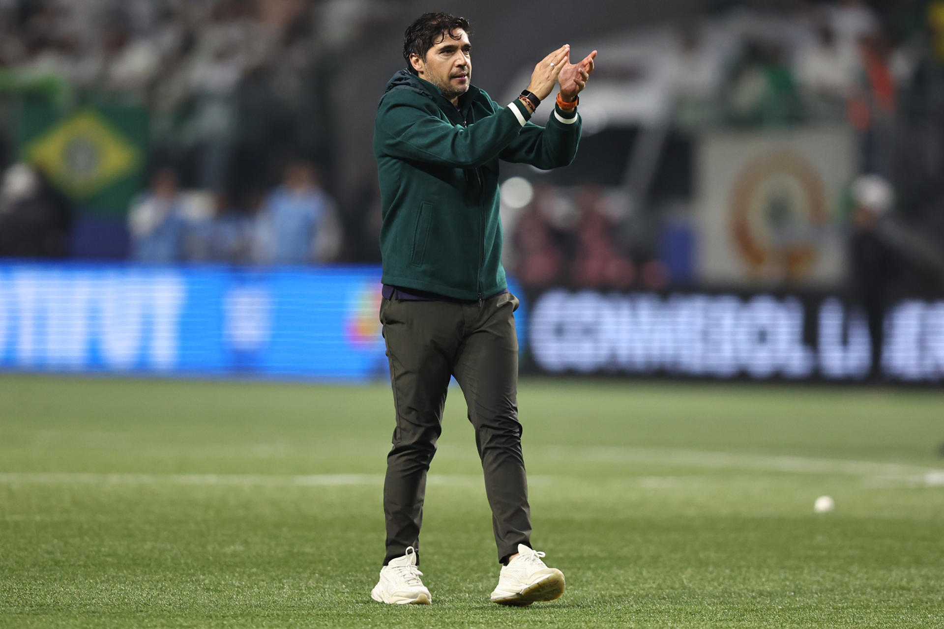 AMDEP8493. SAO PAULO (BRASIL), 30/10/2025.- El entrenador de Palmeiras Abel Ferreira reacciona este jueves, al final del partido de vuelta por la semifinal de la Copa Libertadores entre Palmeiras y LDU Quito en el estadio Allianz Parque, en Sao Paulo (Brasil). EFE/ Isaac Fontana
