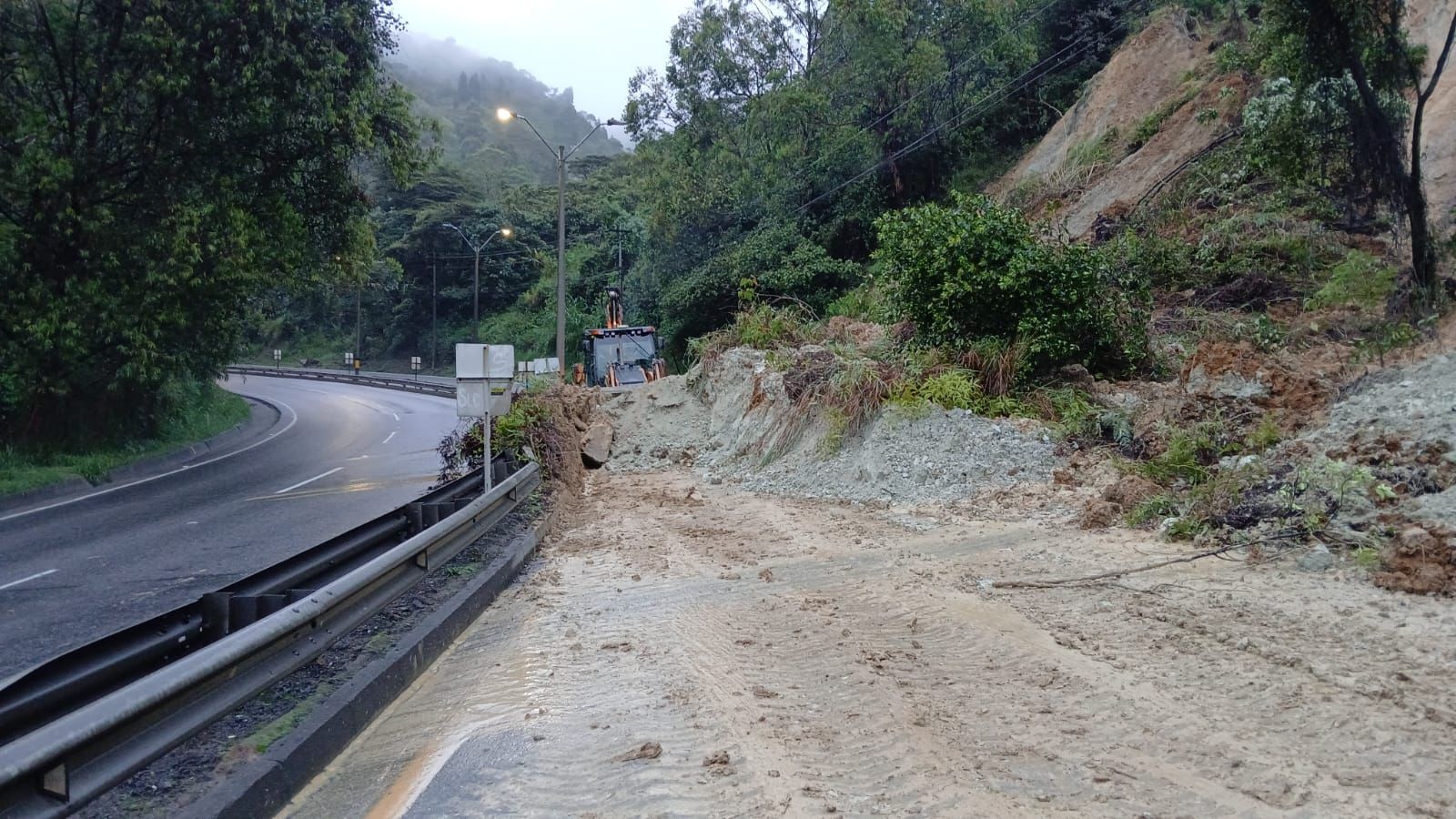 Cierre total en la vía Medellín–Bogotá por deslizamiento de tierra