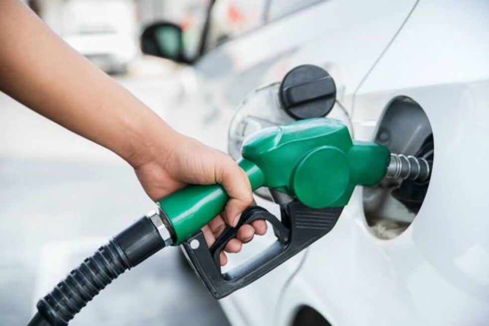 Ministro de Hacienda propone subir el precio de los combustibles