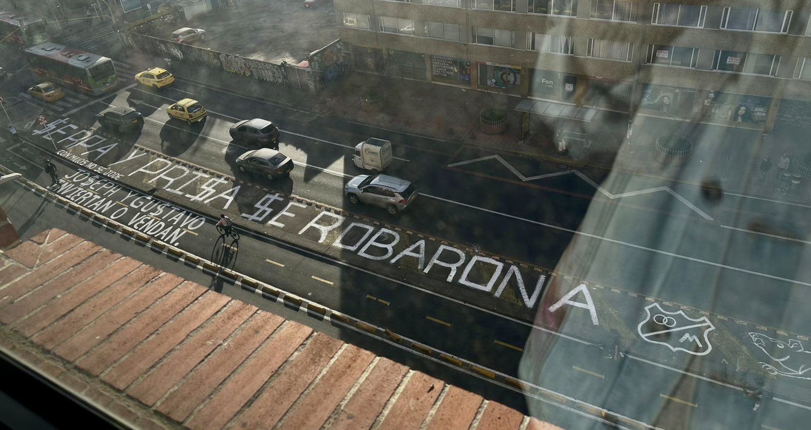 “Se robaron a Millonarios”: hinchas azules protestaron frente a Caracol Radio