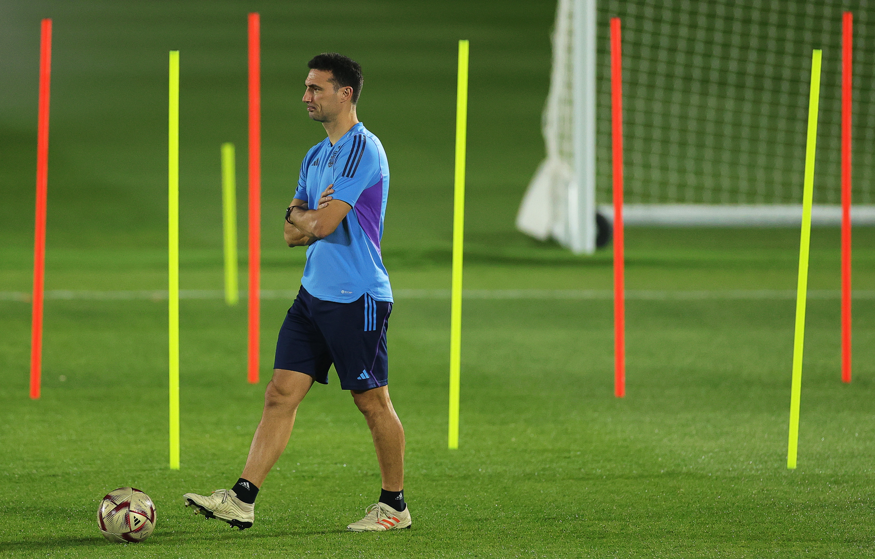 Doha (Qatar), 17/12/2022.- Argentina's head coach Lionel Scaloni leads his team's training session in Doha, Qatar, 17 December 2022. Argentina will face France in their FIFA World Cup 2022 Final in Lusail on 18 December. (Mundial de Fútbol, Francia, Estados Unidos, Catar) EFE/EPA/Friedemann Vogel