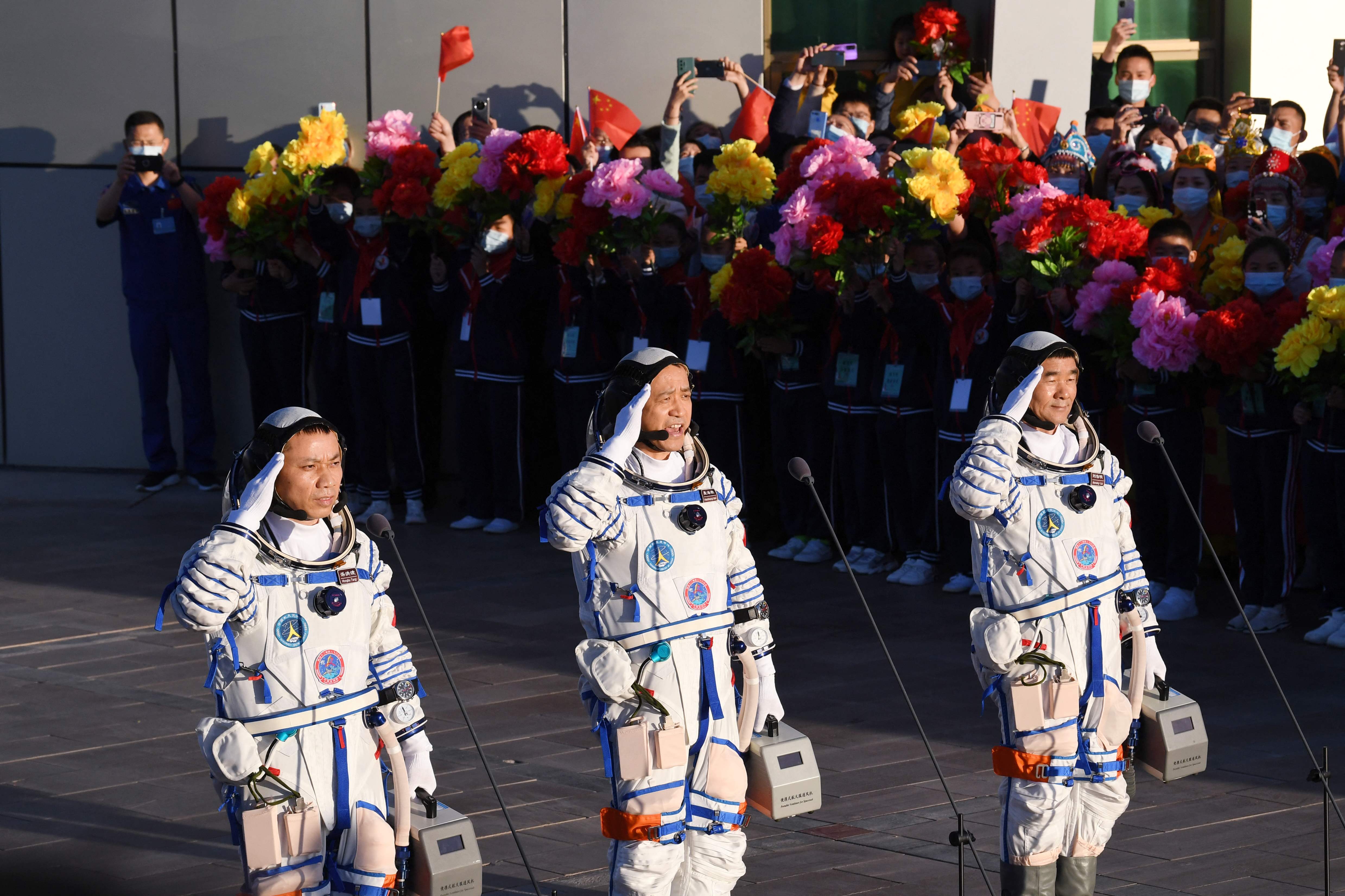 Por primera vez, tres astronautas llegan con éxito a la estación espacial china