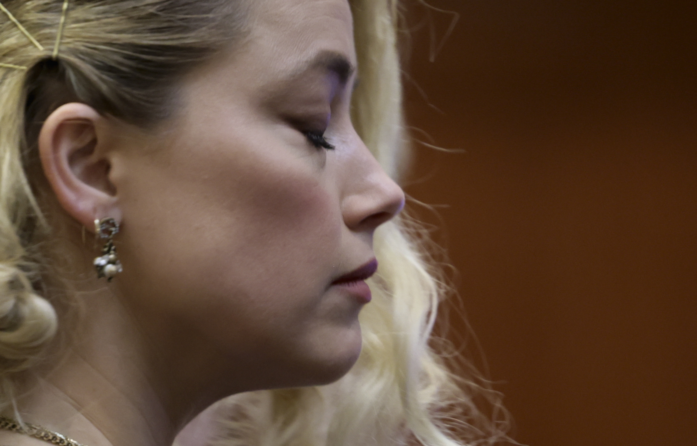 Fairfax (United States), 01/06/2022.- Actor Amber Heard waits for the jury's verdict in the Depp v. Heard civil defamation trial at the Fairfax County Circuit Courthouse in Fairfax, Virginia, USA, 01 June 2022. The jury found that US actor Johnny Depp was defamed by his ex-wife, US actor Amber Heard, in his 50 million US dollar defamation lawsuit against her and awarded him with 15 million US dollars. The jury also found that Heard was defamed by Depp through his former attorney, Adam Waldman, and awarded her with two million US dollars. (Estados Unidos) EFE/EPA/EVELYN HOCKSTEIN / POOL