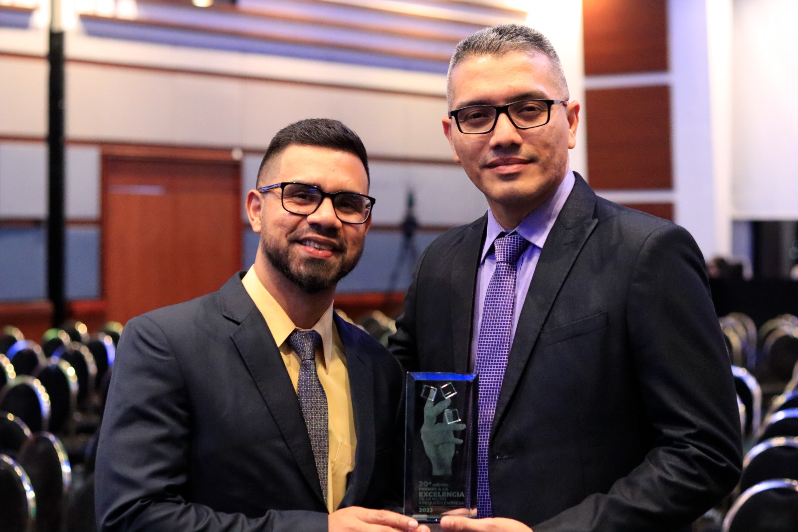 Argumedo Alemán Andrew Antonio (derecha) fundó la empresa Comdisticol S.A.S. en Barranquilla.