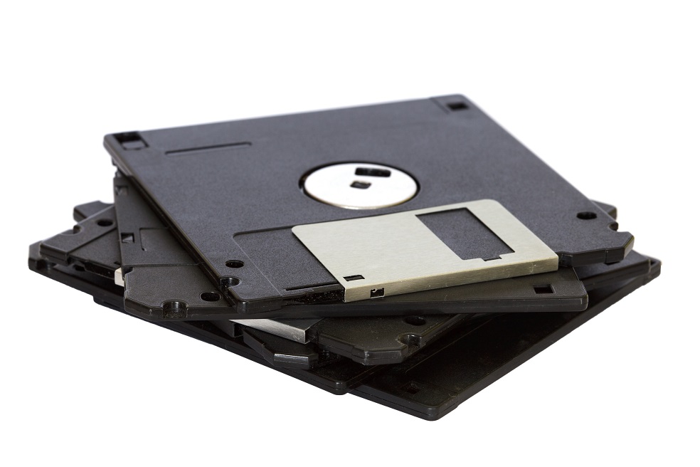 El último disquete del que se tiene registro es el de 3 1/2 pulgadas, lanzado en el año 1998. Su capacidad era de poco más de 200 gigabytesPixabayLa era de los disquetes comenzó a marchitarse hacia finales de la década de los noventa con la aparición de las memorias USB. Sin embargo, en un principio su adopción no fue tan masiva. Los principales compradores de estos artefactos eran empresas interesadas en almacenar “grandes” cantidades de información, que para la fecha eran unos 32 megabytes. Esto hoy sería insuficiente, serviría para guardar cinco veces la canción Despacito.