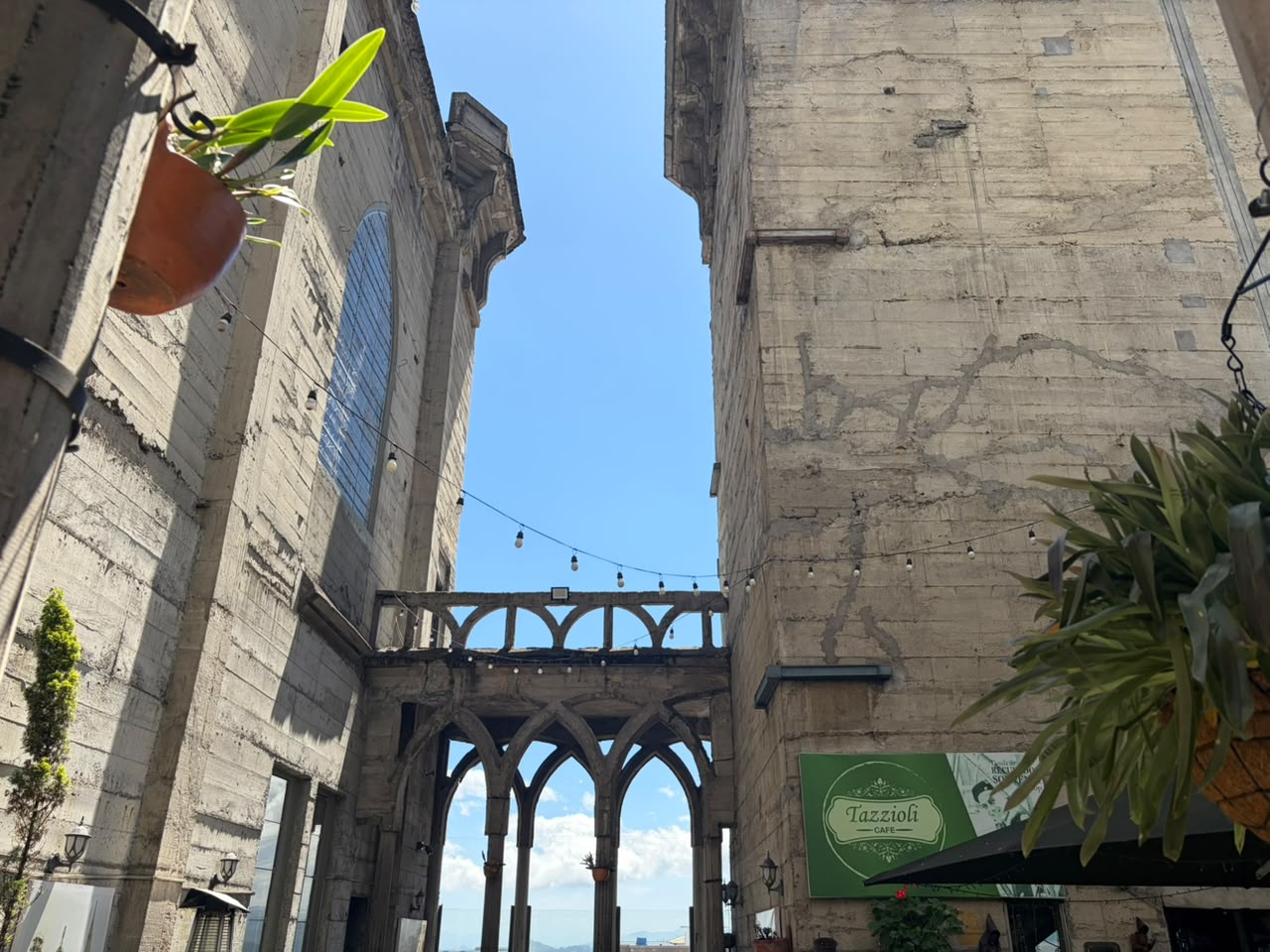 Entre vitrales y arquitectura gótica, el café Tazzioli fusiona la historia de la iglesia más alta de Colombia con la evolución de la cultura cafetera.