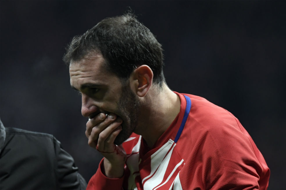 Godín recibe alta para volver a jugar después de perder tres dientes