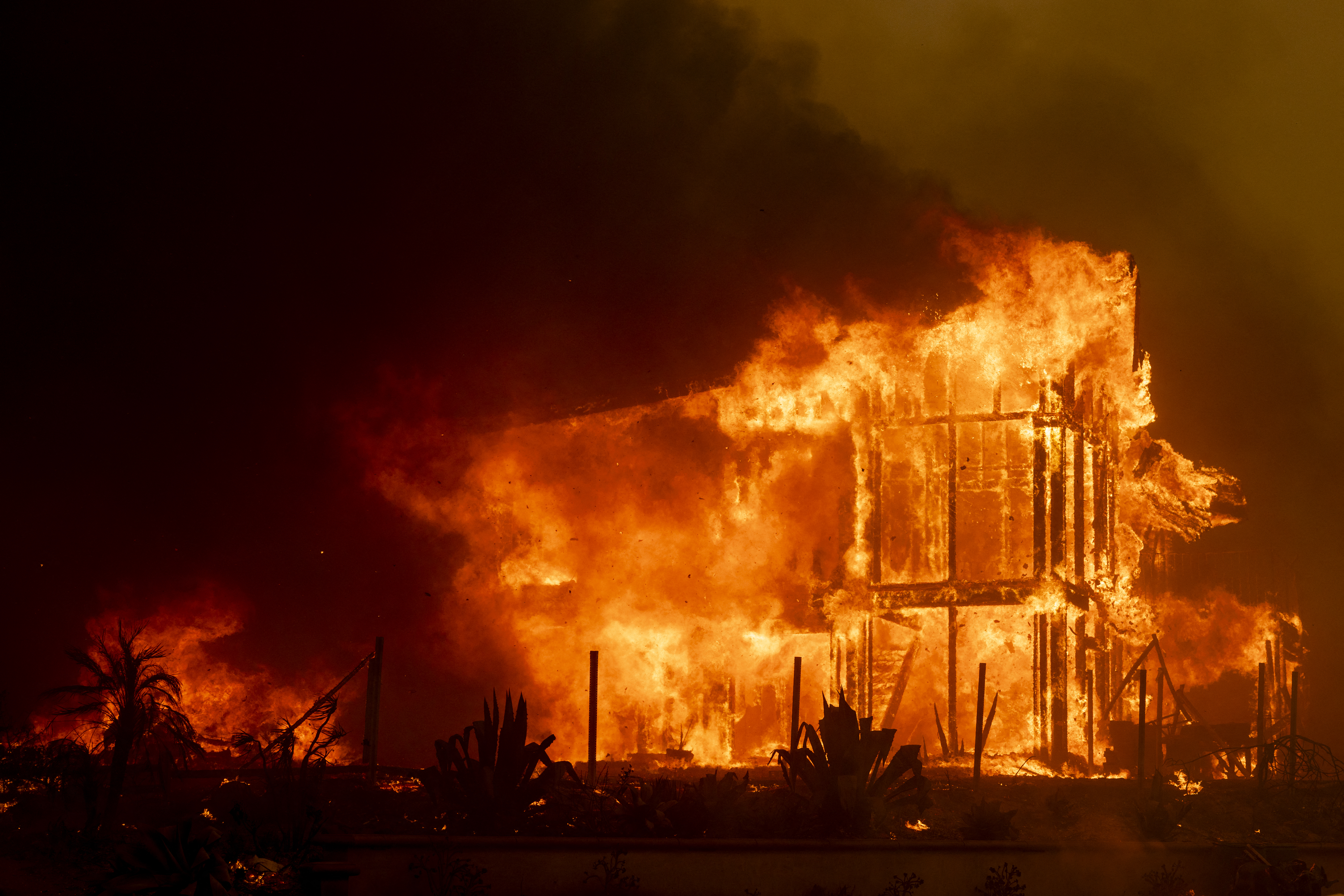 Incendio forestal en Los Ángeles obliga evacuar a 10.000 personas
