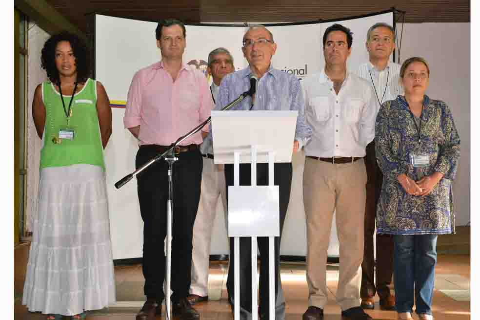 El jefe negociador del Gobierno, Humberto de la Calle, en una de sus alocuciones en compañía de los delegados del Ejecutivo para los diálogos de paz con las Farc. / Omar Nieto Remolina
