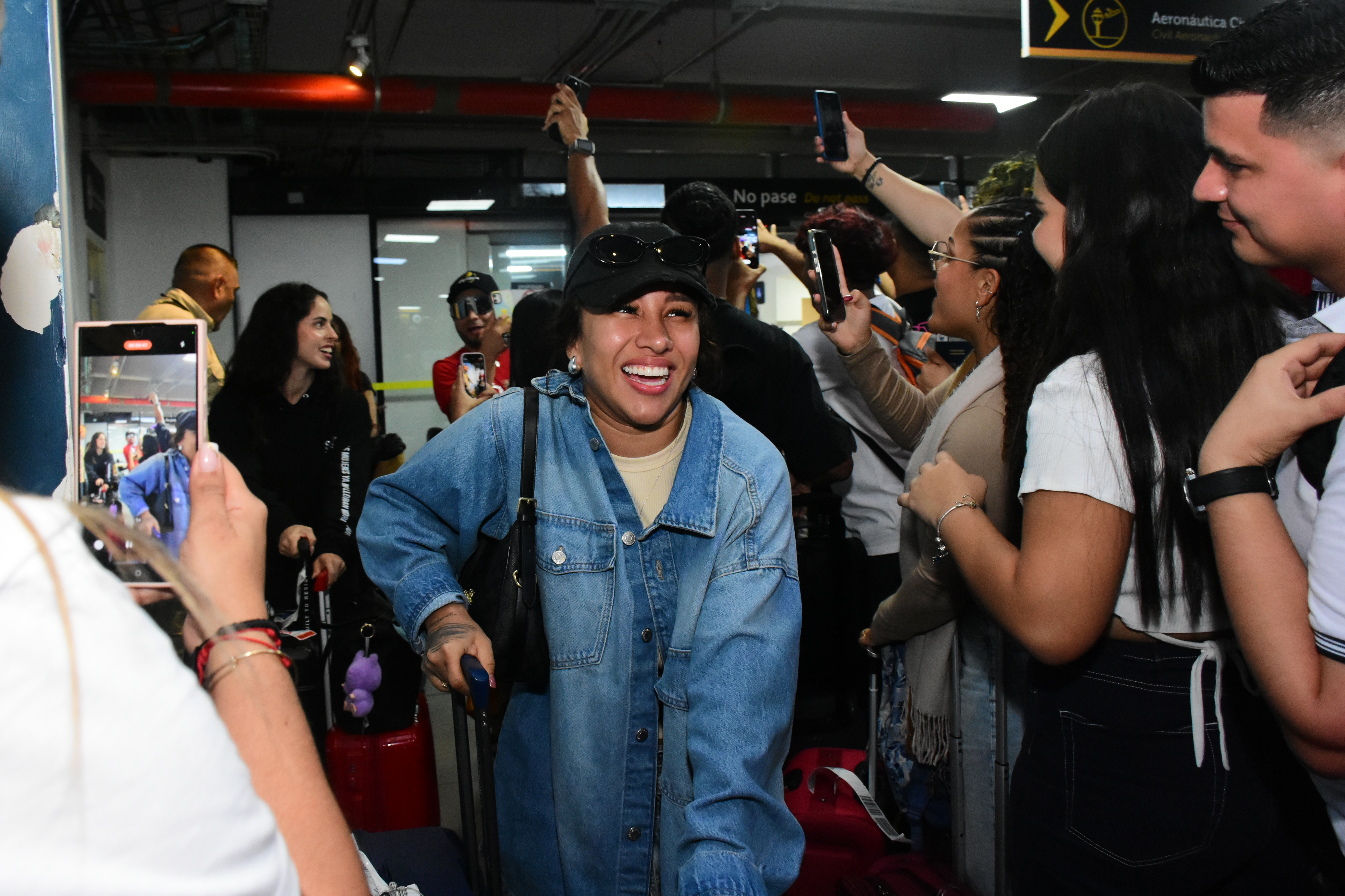 AME1261. BARRANQUILLA (COLOMBIA), 18/02/2025.- Una de las bailarinas de Shakira Liz Dany Campo Diaz llega este martes al aeropuerto Ernesto Cortissoz en Barranquilla (Colombia). Shakira se presentará en su natal Barranquilla los próximos 20 y 21 de febrero y para recibir a su hija más ilustre esta ciudad colombiana se preparó con un 'Shakiverso' al aire libre, un recorrido por la carrera musical de 'La Loba'. EFE/ Aleidys Coll