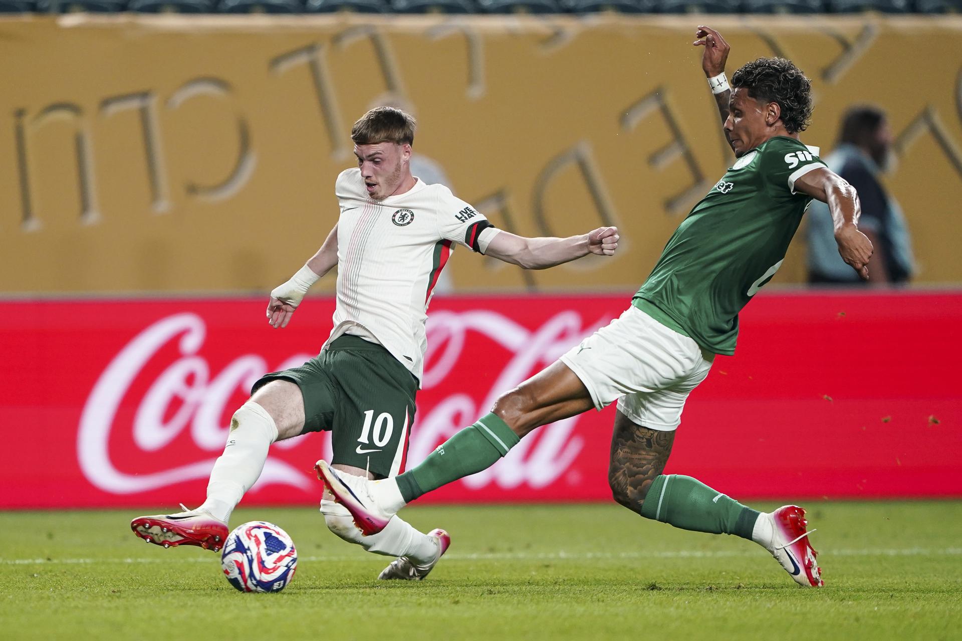 PHILADELPHIA (United States), 04/07/2025.- Cole Palmer of Chelsea (L) and Richard Rios of Palmeiras in action during the FIFA Club World Cup 2025 quarter-final match between Palmeiras and Chelsea FC in Philadelphia, Pennsylvania, USA, 04 July 2025. (Mundial de Fútbol, Filadelfia) EFE/EPA/WILL OLIVER
