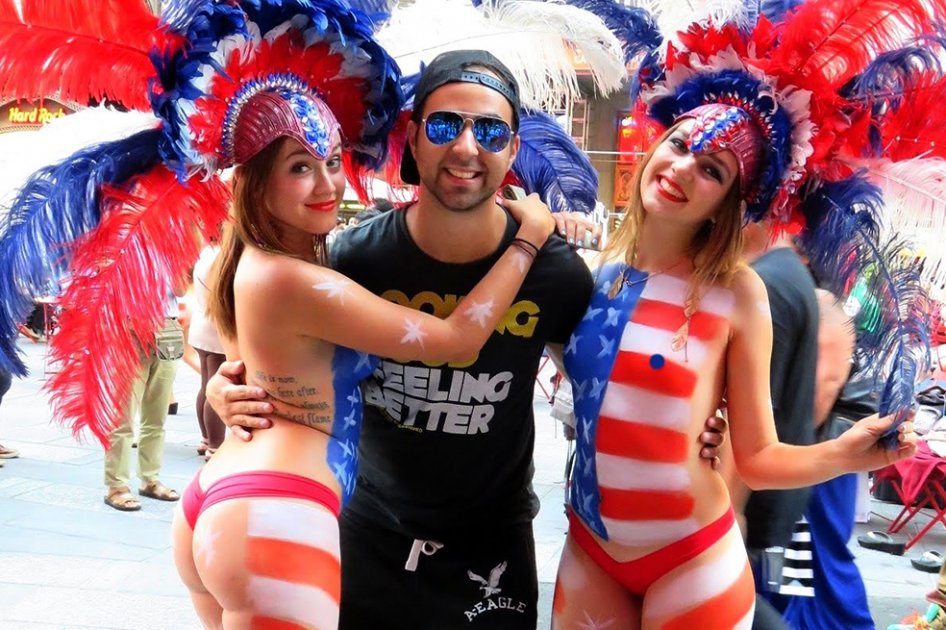 Grupo de mujeres en «topless» causa nueva controversia en Times Square