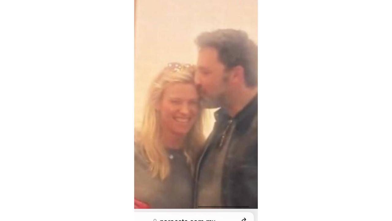 Ben Affleck, esposo de JLo,  habría vuelto con una ex. Fue visto dándole un beso