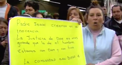 Decenas de feligreses se manifiestan a favor de sacerdote acusado de violación