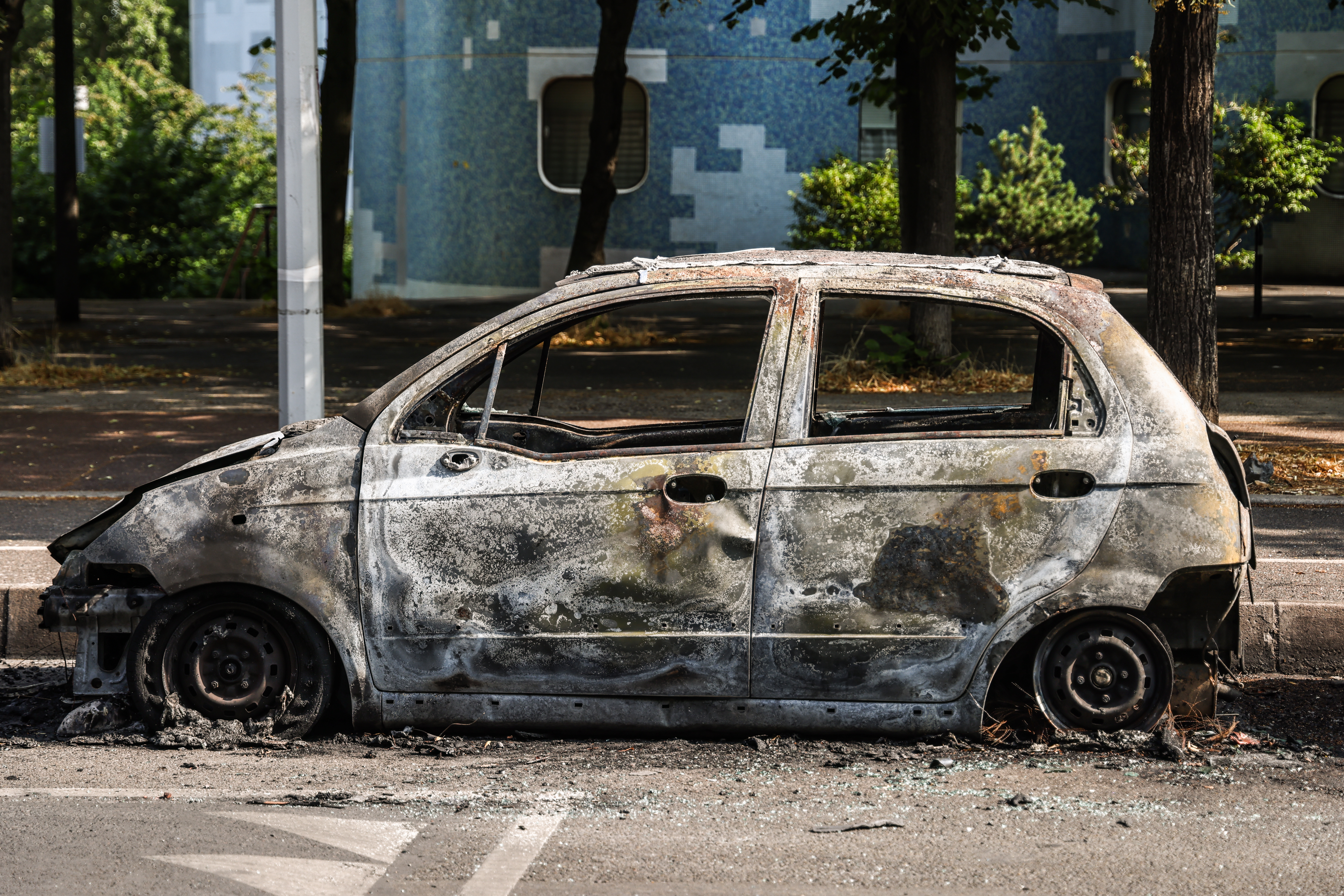 Nanterre (France), 28/06/2023.- A burnt out car on avenue Pablo Picasso following a night of civil unrest, in Nanterre, near Paris, France, 28 June 2023. The violence broke out after police fatally shot a 17-year-old during a traffic stop in Nanterre. According to the French interior minister, 31 people were arrested with 2,000 officers being deployed to prevent further violence. (Disturbios, Francia) EFE/EPA/Mohammed Badra