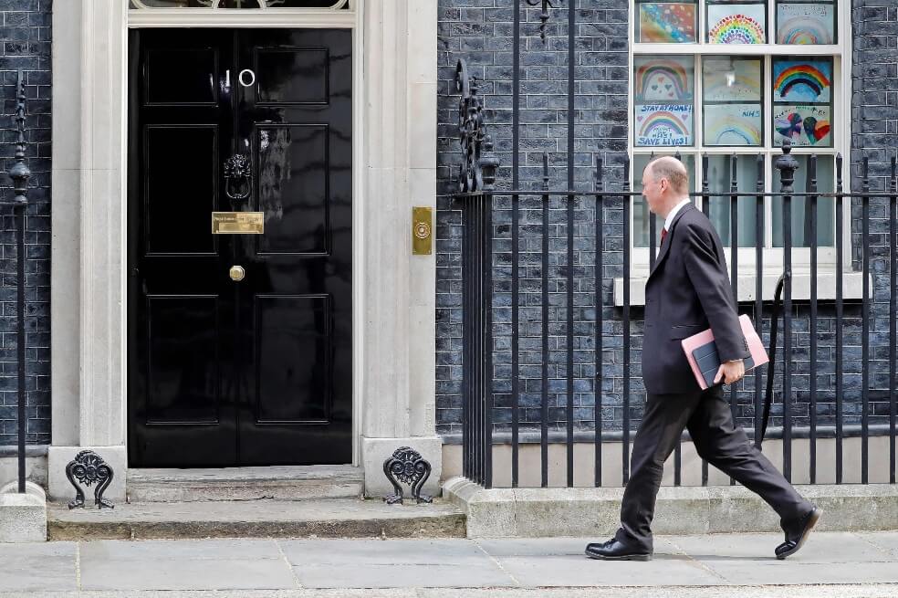 Dimite asesor científico de Johnson por romper las normas del confinamiento