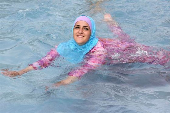 ONU defiende derecho a llevar burkini y condena las ordenanzas en Francia