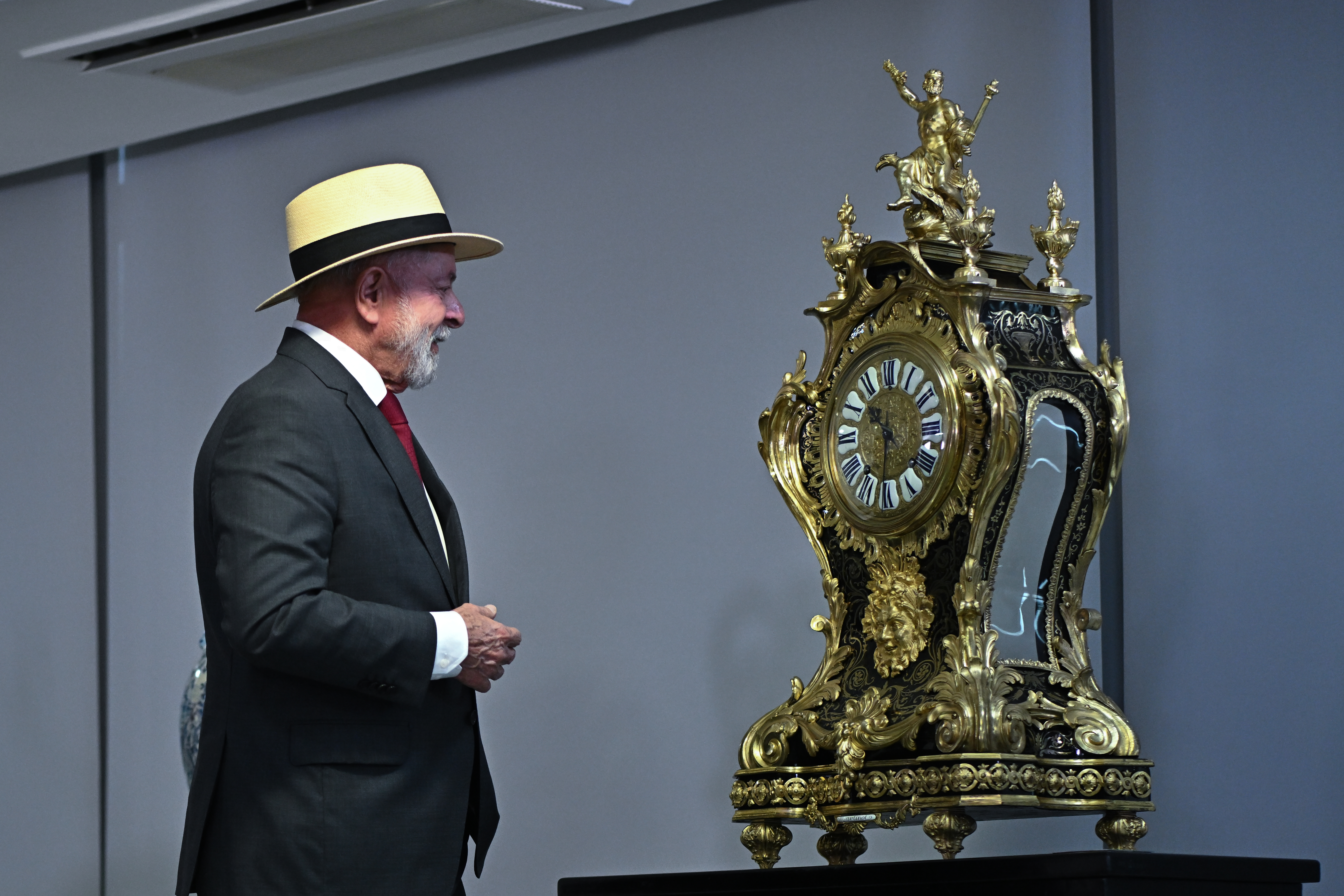 AME9383. BRASILIA (BRASIL), 08/01/2025.- El presidente de Brasil, Luiz Inácio Lula da Silva, observa el reloj de Balthazar Martinot, en la ceremonia de restitución de obras de arte destruidas en los atentados antidemocráticos del 8 de enero de 2023, en el Palácio del Planalto este miércoles, en Brasilia (Brasil). EFE/Andre Borges