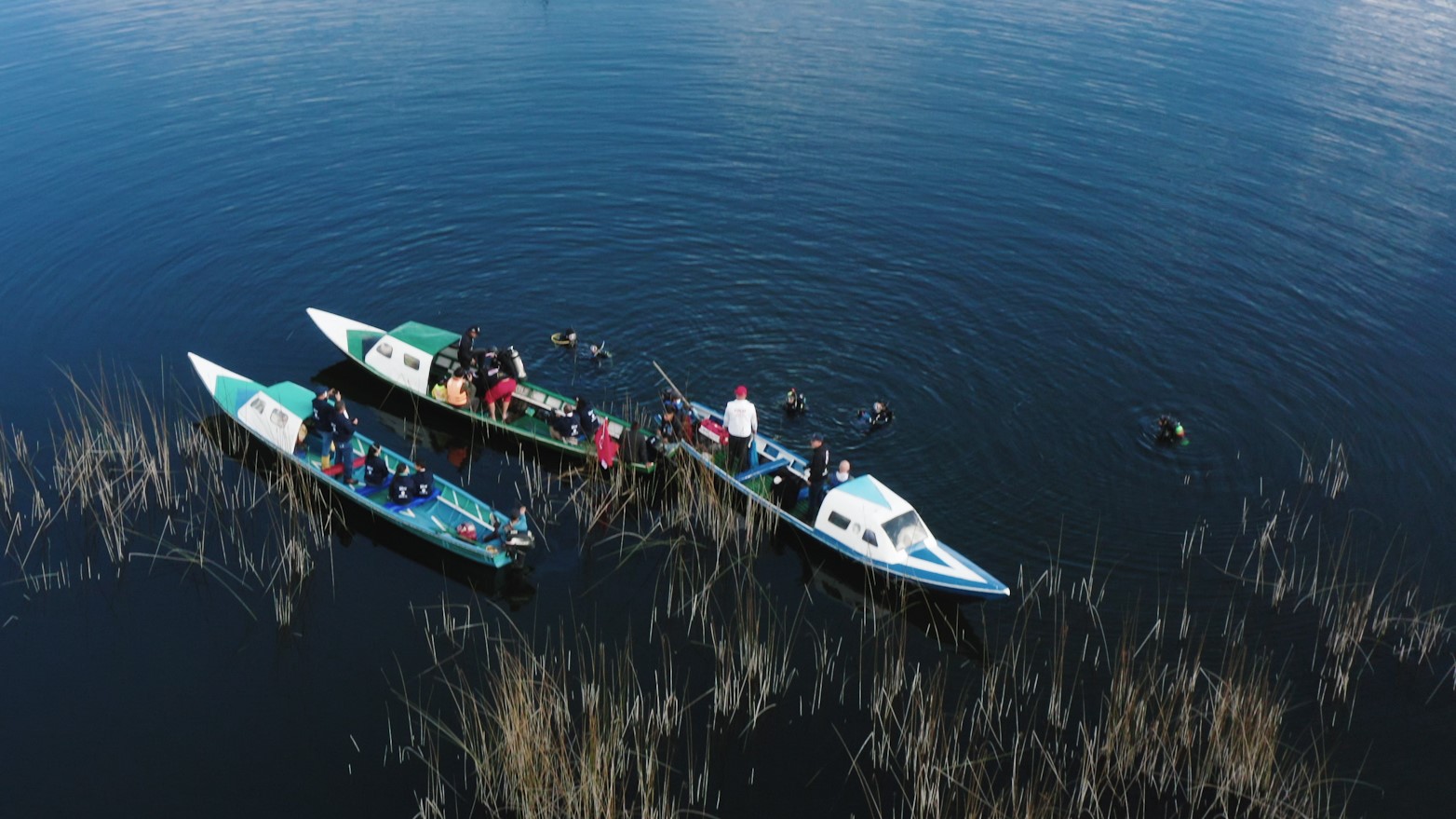 En fotos: buzos sacaron más de una tonelada de basura de la laguna de La Cocha