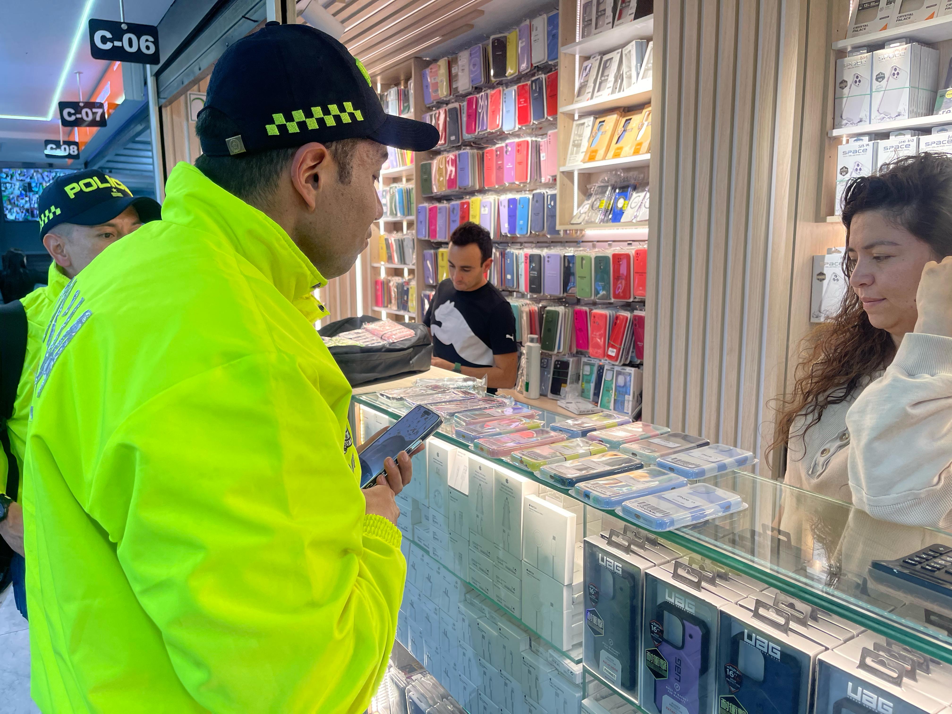 Bajó 15 % el robo de celulares en Bogotá en 2026: estas son las zonas con mayor reducción