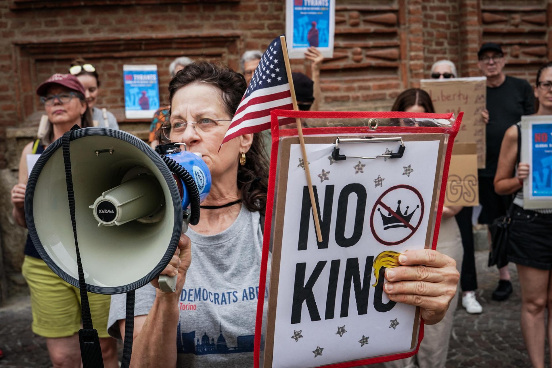 Turin (Italy), 14/06/2025.- Demonstrators, including US citizens living in the Italian region of Piedmont, take part in a 'No Tyrants No Kings Day' protest in Turin, northern Italy, 14 June 2025. The No Kings protests are a series of demonstrations organized for 14 June, against Trump's policies and actions during his second presidency, coinciding with the US Army's 250th Anniversary Parade and US President Trump's 79th birthday. (Protestas, Italia) EFE/EPA/TINO ROMANO
