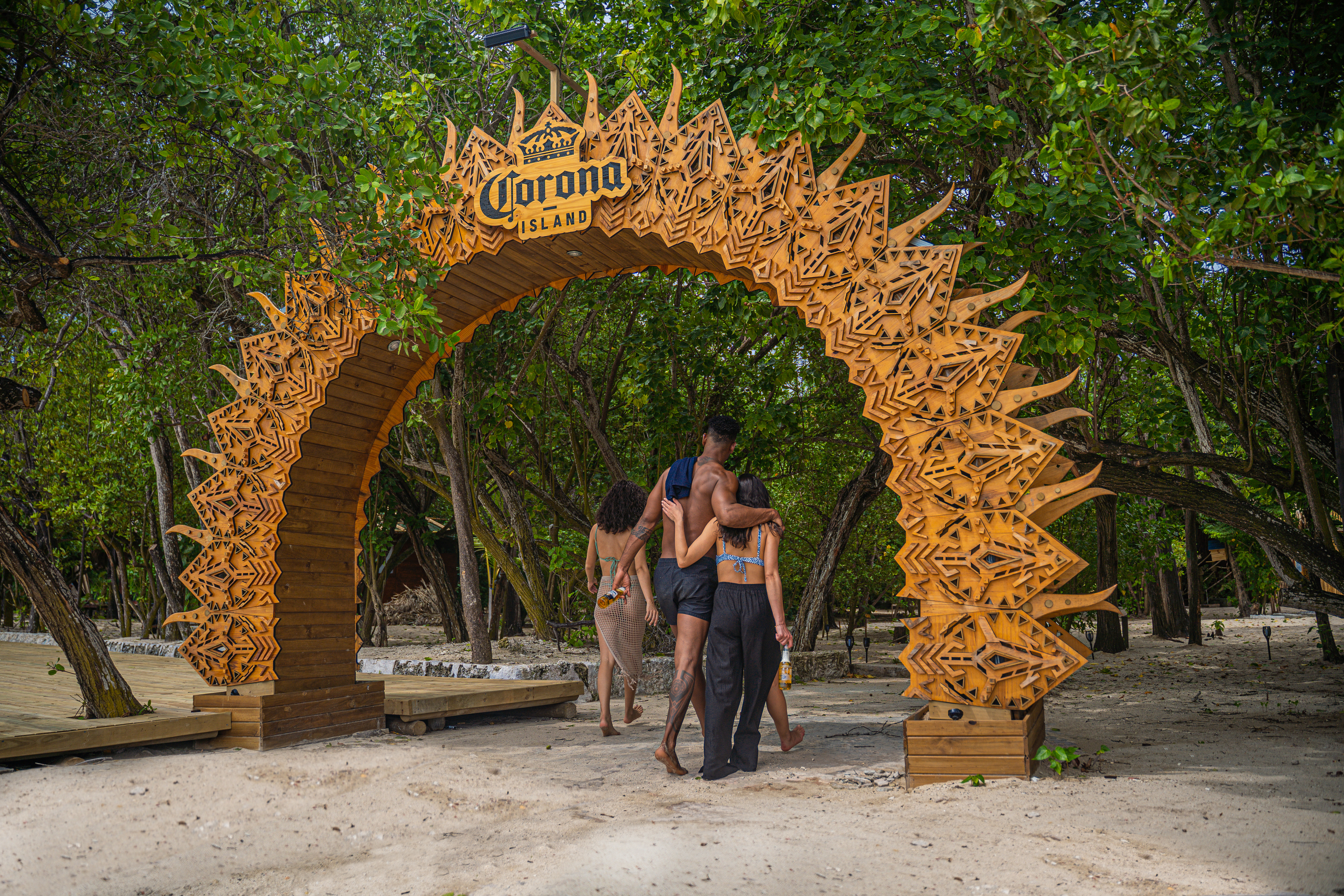 El Arco-Deck es la entrada al paraíso. Al cruzarlo se deja atrás todo el estrés de la rutina para rodearse de naturaleza y vivir una experiencia única y transformadora.