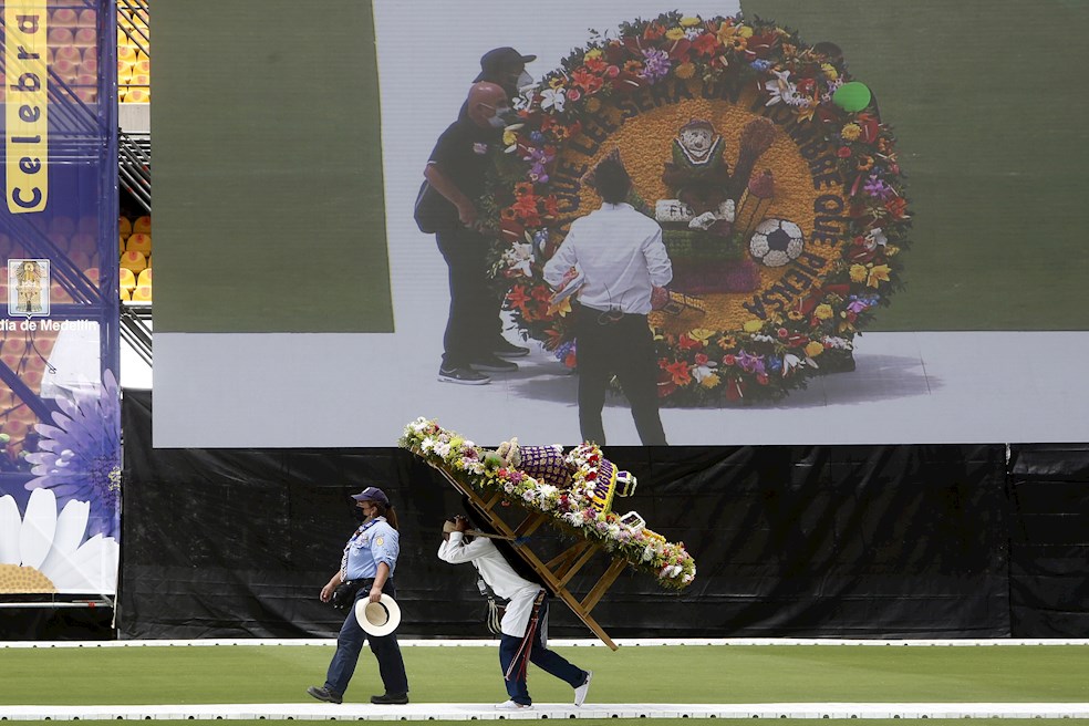 Cientos de silleteros participaron de la edición 64 de la Feria de las Flores, en el estadio Atanasio Girardot en Medellín (Colombia). Luego de 26 años, los silleteros regresaron a este escenario deportivo para desfilar ante 15.000 espectadores con sus arreglos florales, que no pudieron cargar por las calles de la ciudad este año para mantener los controles por la pandemia de la COVID-19.