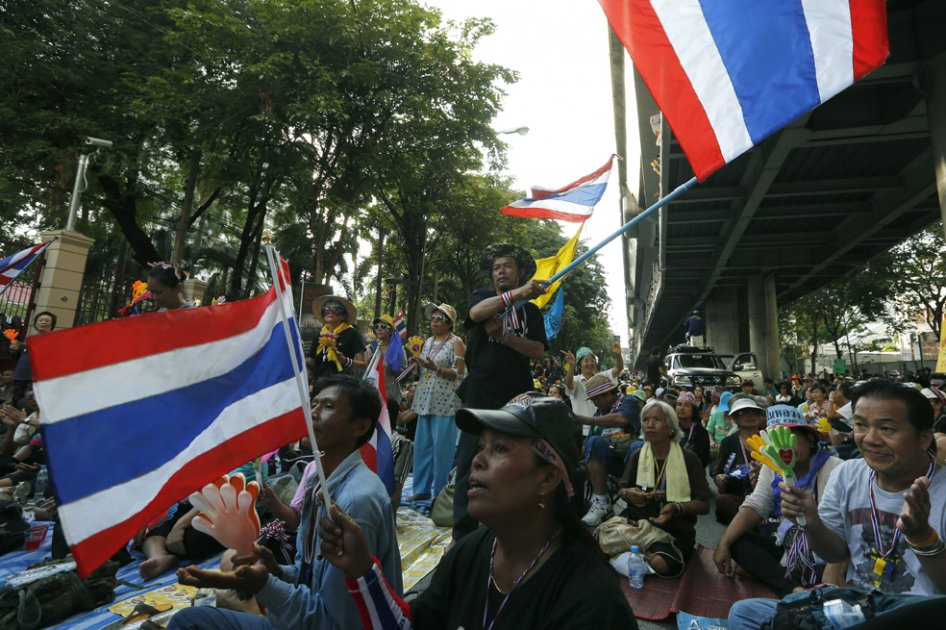 Activistas antigubernamentales protestan delante del cuartel general de la Policía de Tailandia en Bangkok./EFE