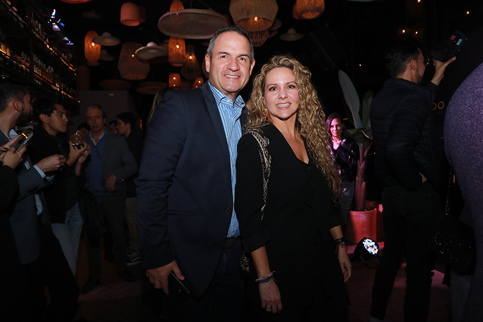 Mauricio Vélez y su esposa Claudia muy puntuales en lanzamiento de nuevo reloj