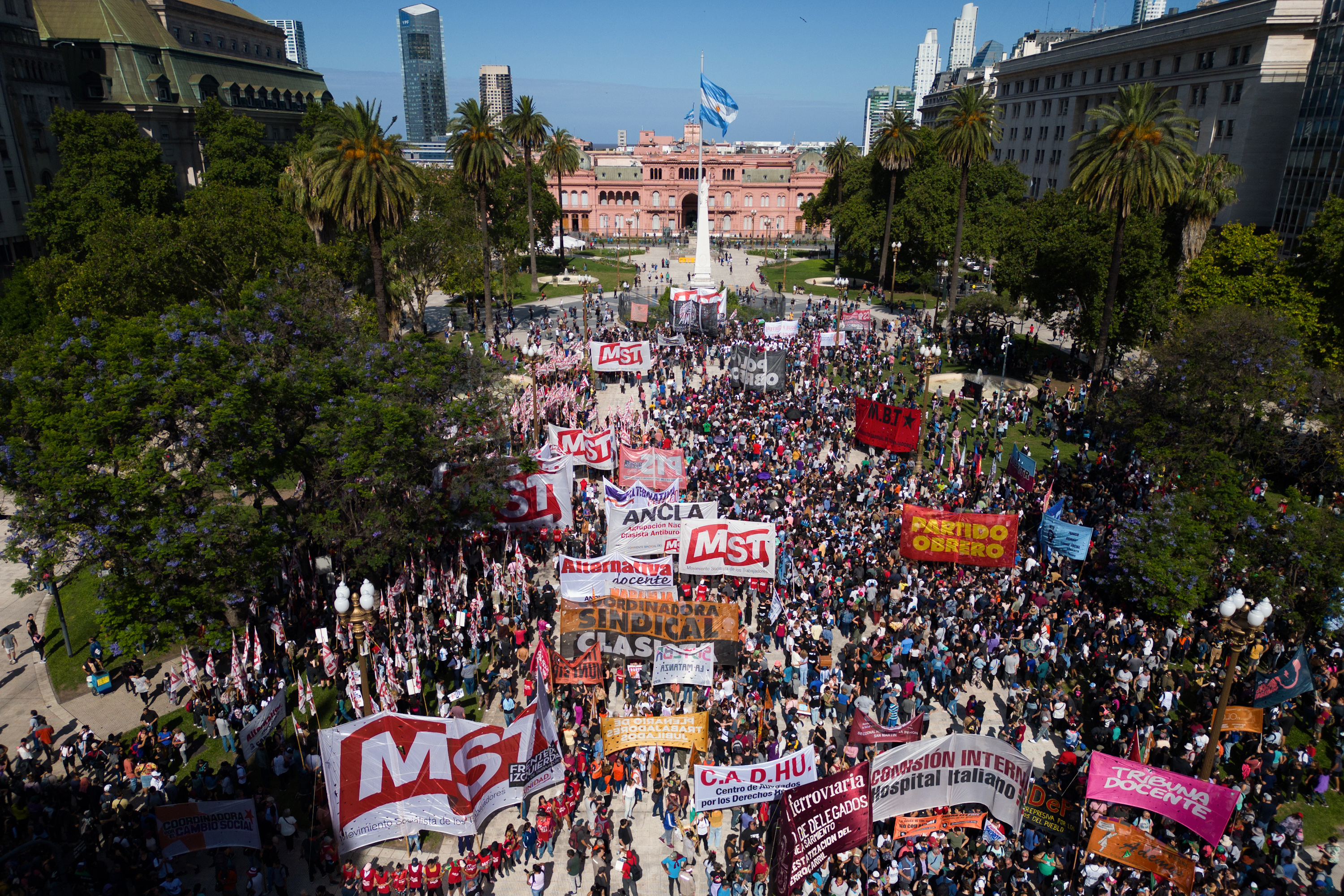 Argentina: miles de personas se tomaron las calles para protestar contra Milei