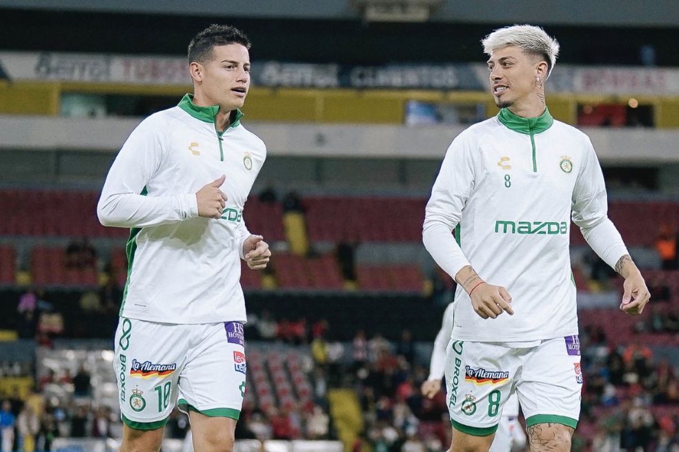 James Rodríguez (izq.) arrancó el partido entre Atlas y León en el banco de suplentes.