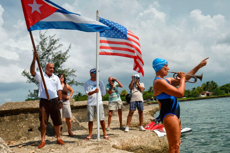 Nadadora abandona intento para unir a Cuba y a EE.UU.