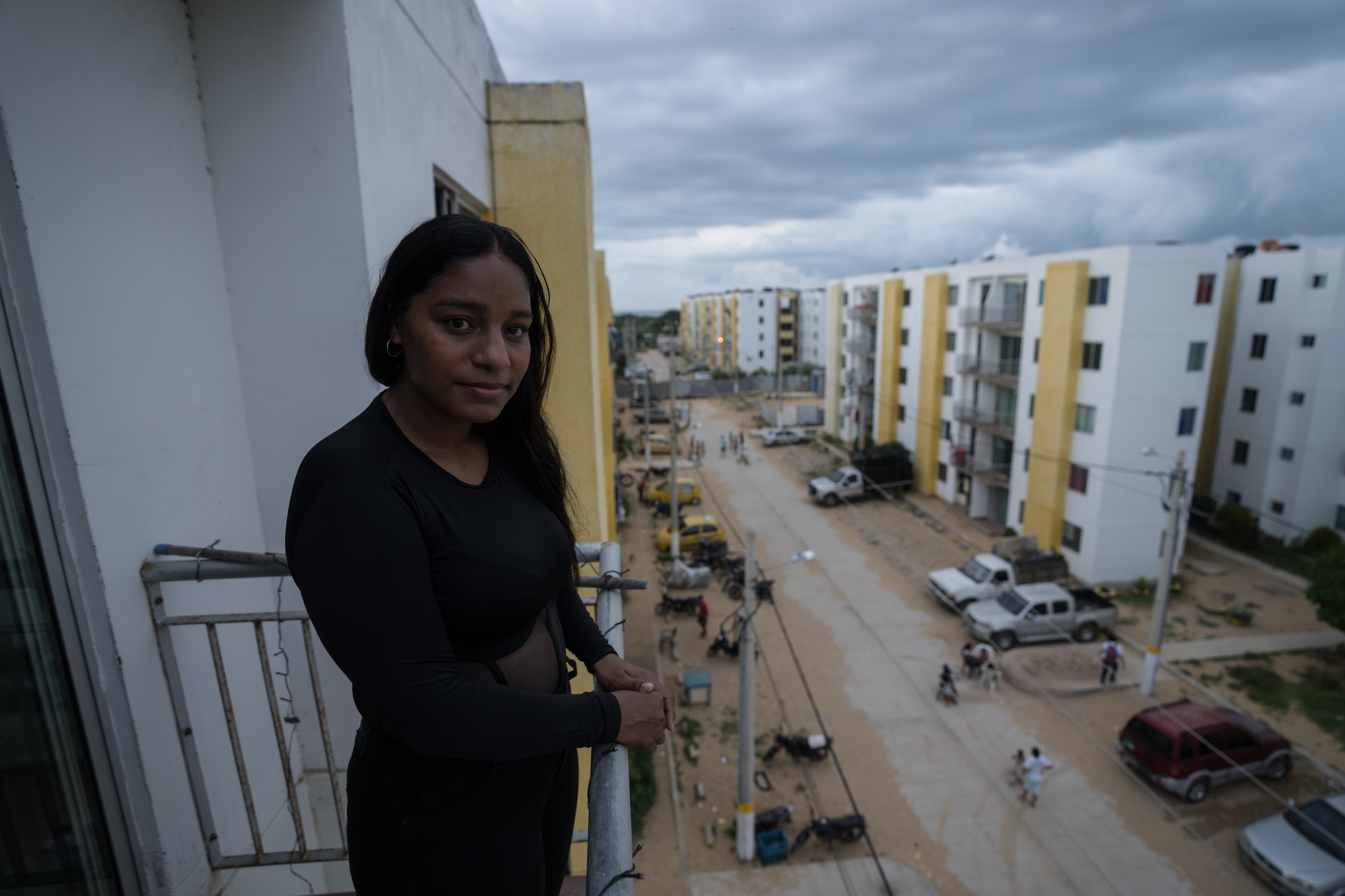 Katherin Herrera, madre migrante, en el balcón de su vivienda actual en Riohacha, La Guajira, en donde que vive con sus tres hijos.