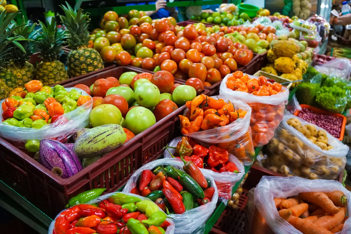 National Geographic sostiene que la "tierra fértil y un clima que se divide entre la estación seca y la húmeda hacen de Colombia uno de los más ricos del mundo en cuanto a riqueza de productos se refiere".
