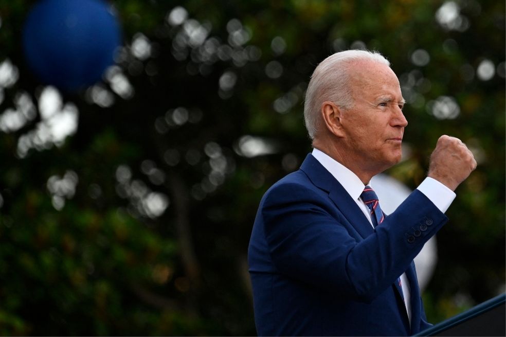 El presidente de Estados Unidos, Joe Biden, invitó a sus ciudadanos a vacunarse como un "acto de patriotismo".