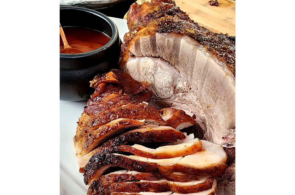 Receta para preparar pernil de cerdo asado con salmuera de cerveza y bbq de guayaba