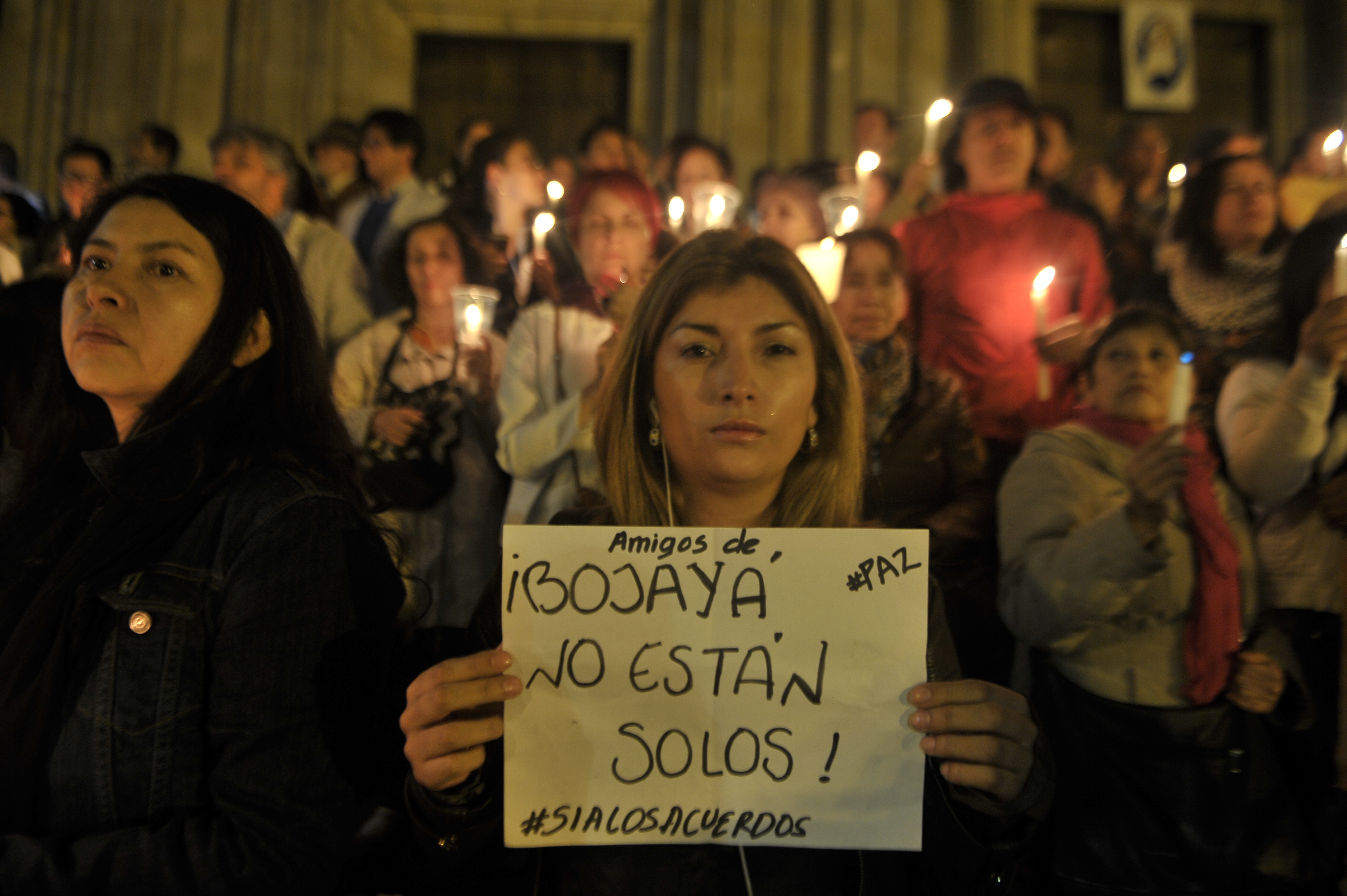 Miles de personas salen a marchar por la paz de Colombia, se congregan en la Plaza de Bolívar, en Bogotá.