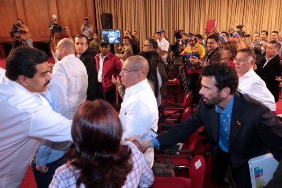 Gobierno venezolano y oposición acuerdan extender ronda de diálogos