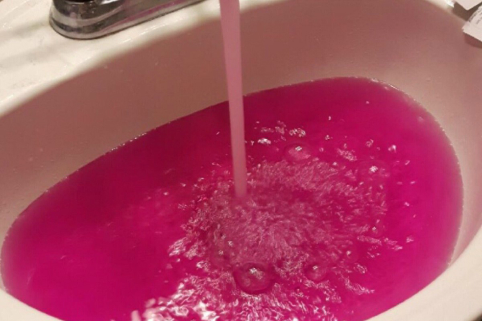 Sorpresa en un pueblo de Canadá por el color fucsia del agua en sus grifos