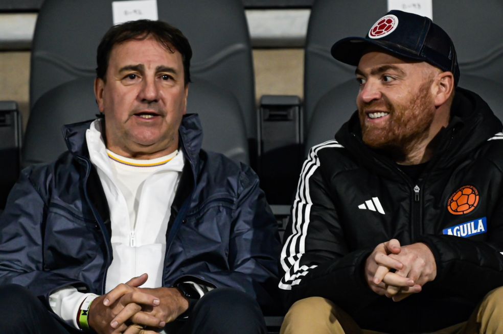 El seleccionador Néstor Lorenzo (izq.) junto a Iván Novella, director deportivo de la Federación Colombiana de Fútbol, en las tribunas del Estadio Fiscal de Talca.