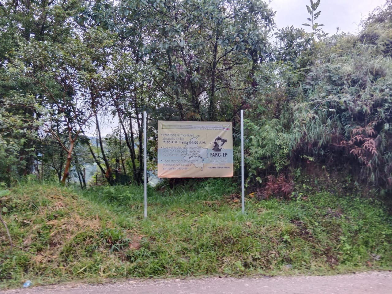 Vallas de la columna Teófilo Forero de la Segunda Marquetalia, aparecen en la Zona de Reserva Campesina del Pato-Balsillas en Caquetá.