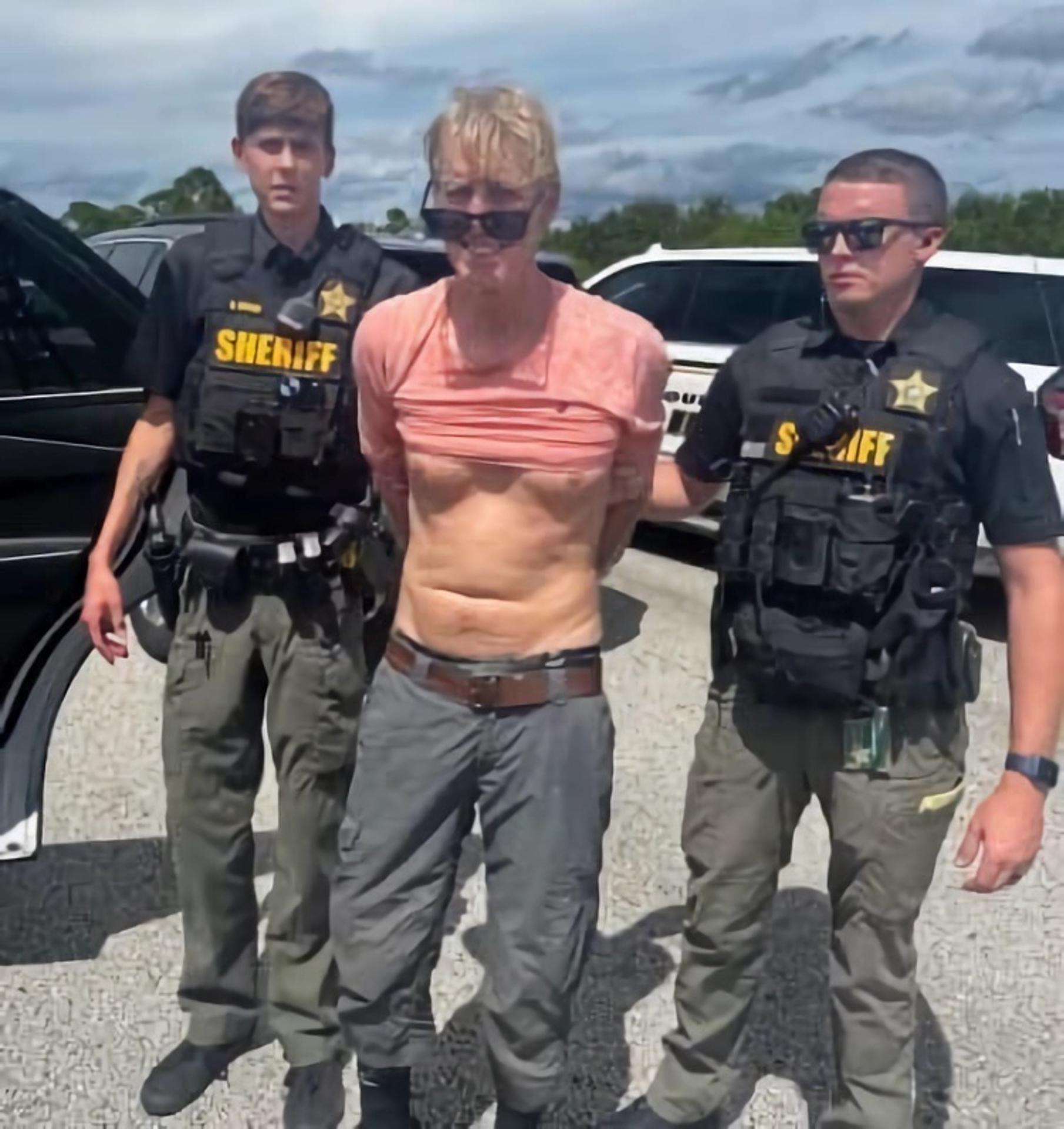 USA4389. MIAMI (ESTADOS UNIDOS), 08/09/2025.- Fotografía sin fecha específica de toma cedida por la Oficina del Alguacil del condado de Martin que muestra el momento del arresto de Ryan Routh, sospechoso de intentar asesinar al expresidente Donal Trump en Palm Beach, Florida (EEUU). El juicio contra Routh, acusado de intentar asesinar a Trump en 2024 en un campo de golf en Florida cuando era candidato, comenzó este lunes con la selección del jurado en Florida, donde el imputado pidió estríperes y una pelea con el ahora presidente para resolver la batalla legal. EFE/ Alguacil Condado Martin /SOLO USO EDITORIAL/ NO VENTAS/ SOLO DISPONIBLE PARA ILUSTRAR LA NOTICIA QUE ACOMPAÑA (CRÉDITO OBLIGATORIO)
