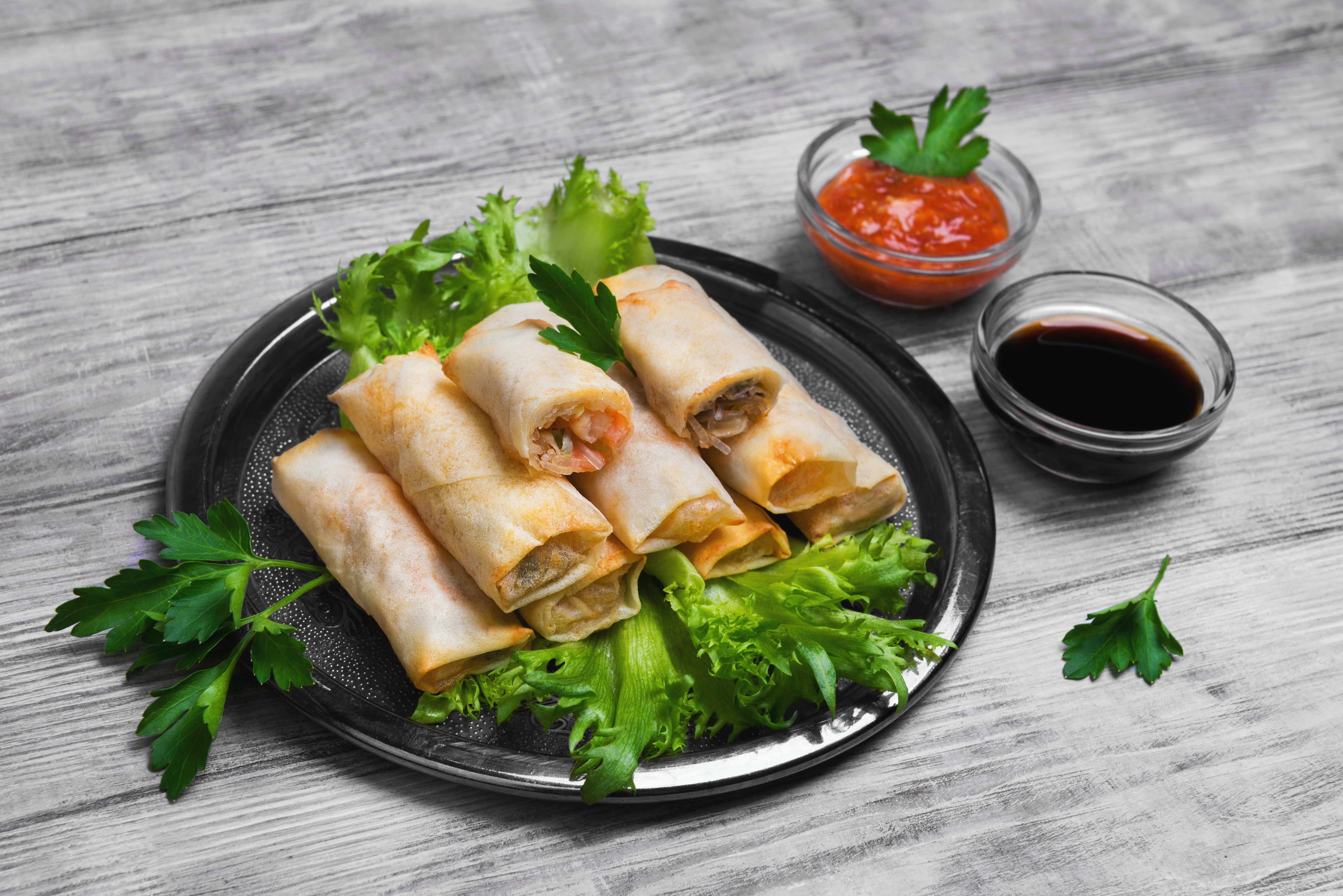 Receta: prepara rollitos de arroz con queso y tocineta en salsa